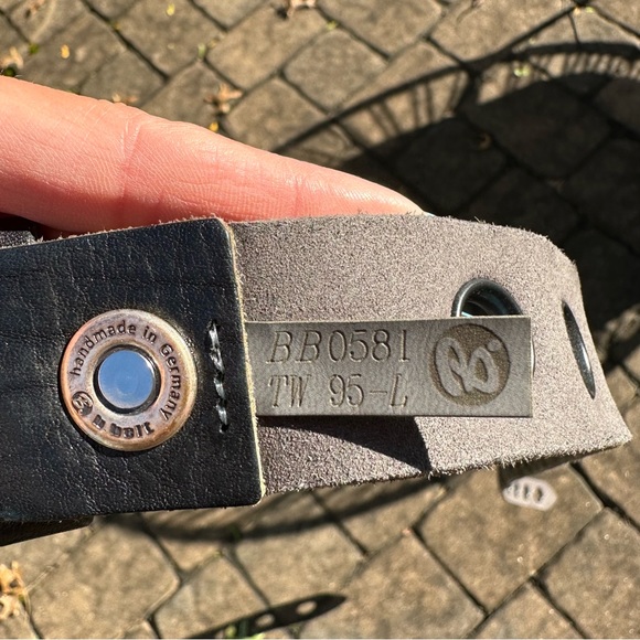 B. Belt blackout open grommet belt - Picture 3 of 5